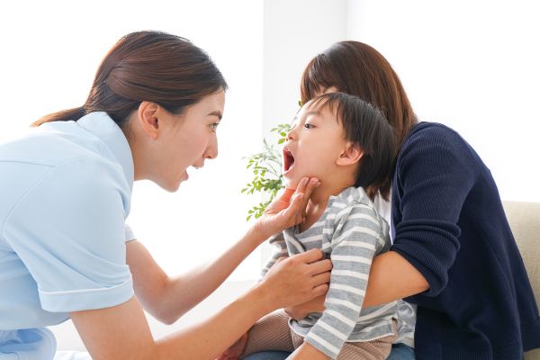 矯正相談を受ける親子