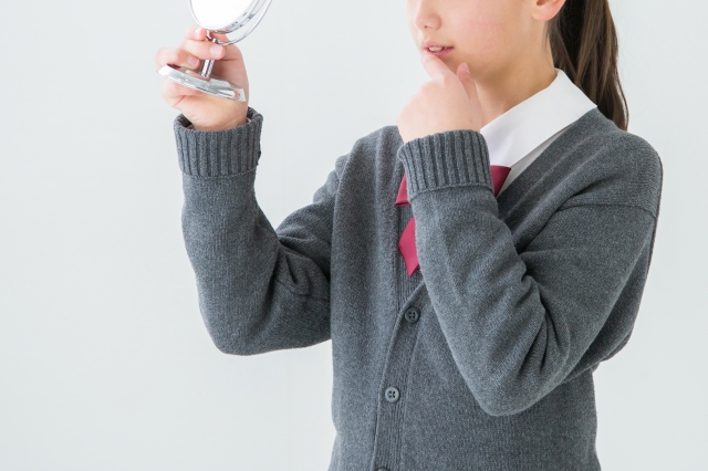 口元を気にする女子高生