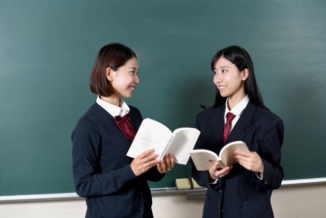 友達と話す女子高生