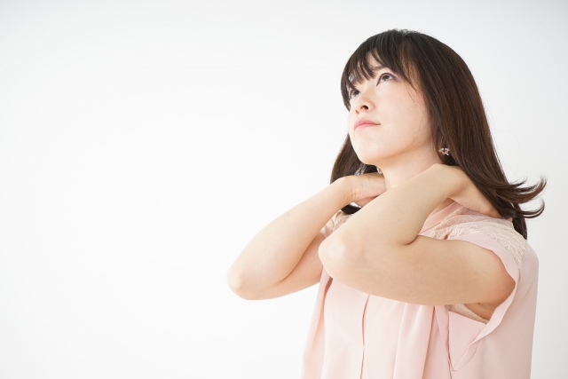 肩が凝っている女性