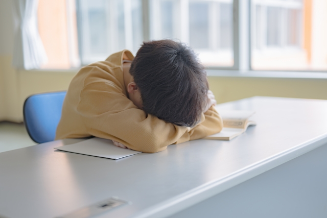 眠そうな大学生