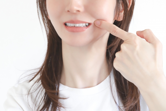 噛み合わせを見せる女性
