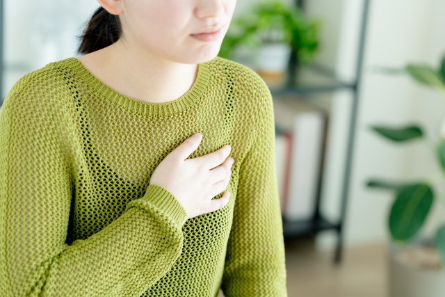 心臓に違和感を感じる女性