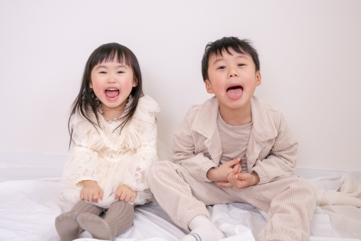 口をあけて笑う子ども