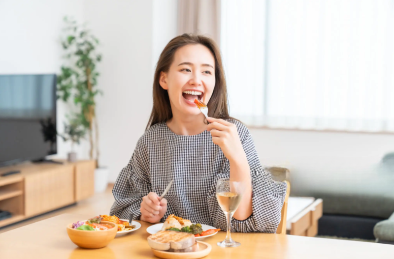 食事をとる女性