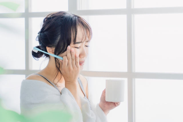 歯を痛がる女性