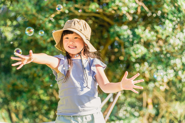 外で遊ぶ女の子
