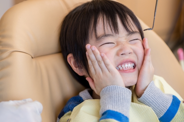 子供が歯を出している様子