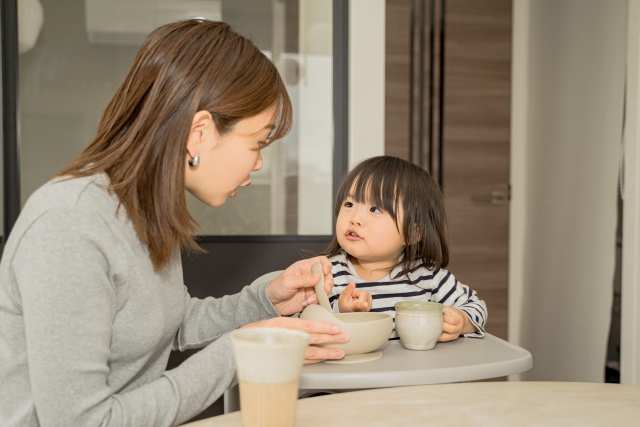 親子が食事している様子