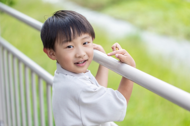 歯を出している男の子